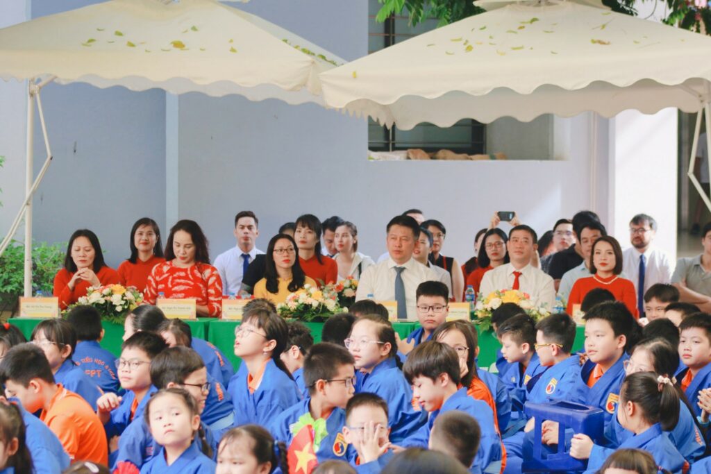 Các đồng chí lãnh đạo quận Cầu Giấy tham dự Lễ Khai giảng cùng học sinh TH&THCS FPT