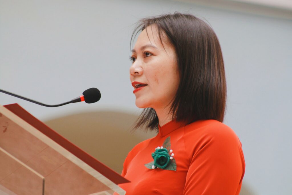 Cô Hà Thị Thu Trang - Hiệu trưởng TH&THCS FPT Cầu Giấy đọc thư chúc mừng khai giảng của Chủ tịch nước Võ Văn Thưởng