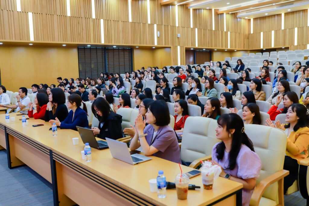 Gần 300 cán bộ giáo viên FPT Schools Cầu Giấy tham dự talkshow, cùng chung mục tiêu kiến tạo nên môi trường học tập hạnh phúc 