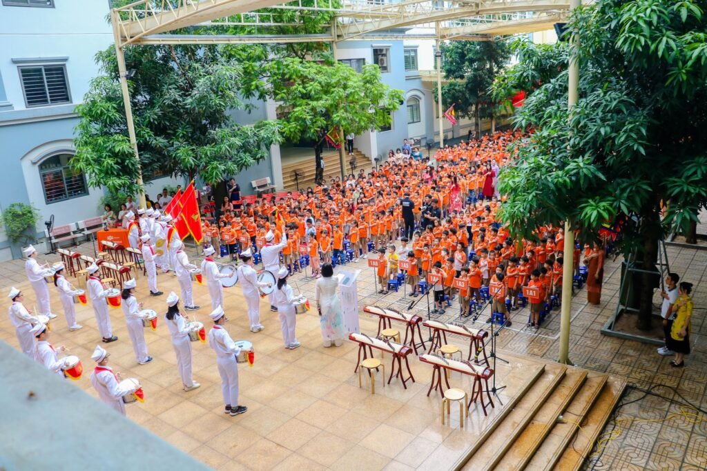Toàn trường thực hiện nghi thức chào cờ trong Lễ bế giảng năm học 