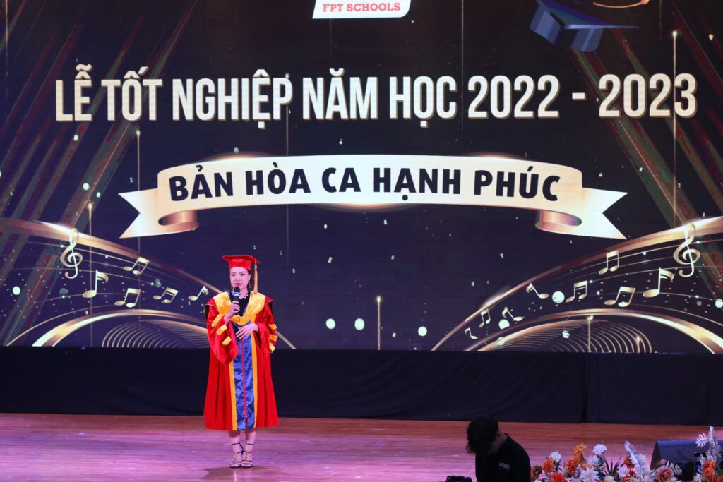 Cô Phạm Thị Khánh Ly Giám đốc điều hành FPT Schools Cầu Giấy phát biểu tại lễ tốt nghiệp và gửi lời chúc tới các con học sinh