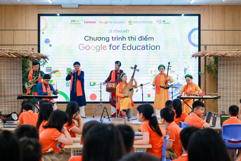 Tiết mục hòa tấu nhạc cụ dân tộc do thầy cô và học sinh, sinh viên FPT Education thể hiện mở đầu buổi tổng kết