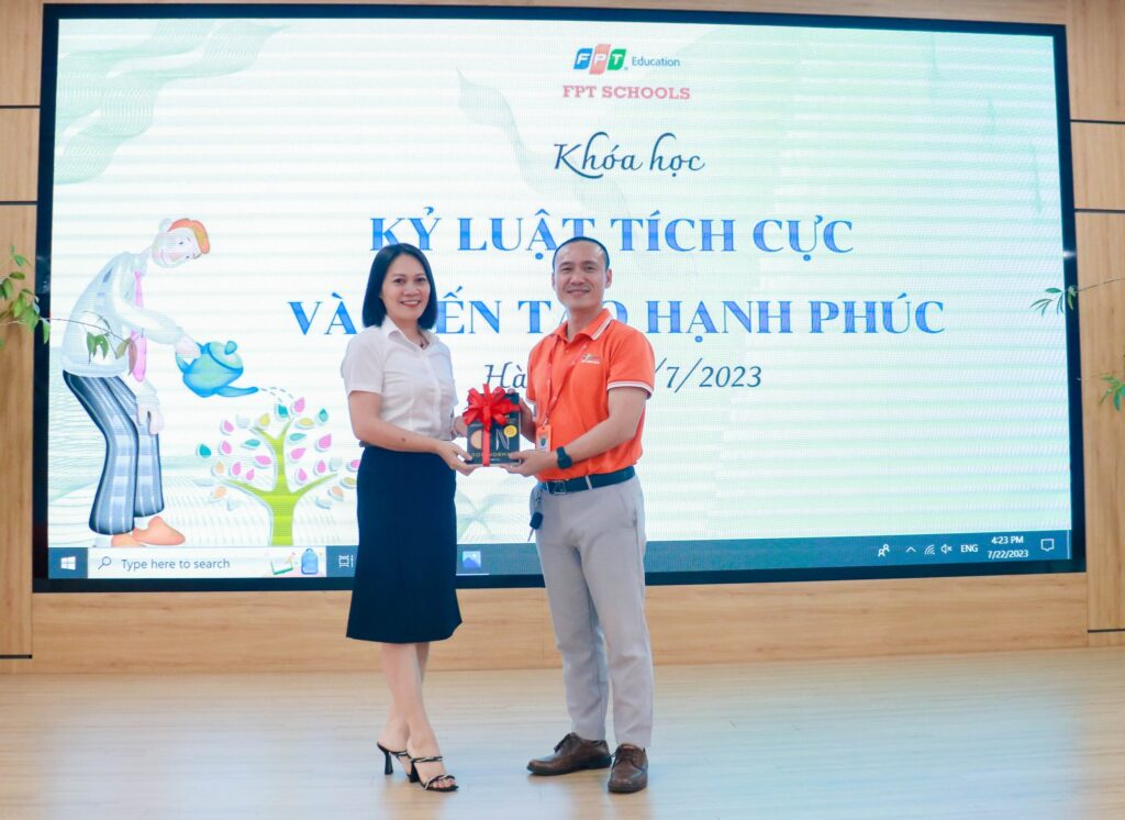 Thay mặt các CBGV, cô Hà Thị Thu Trang - Hiệu trưởng FPT Schools Cầu Giấy gửi lời cảm ơn và tặng quà diễn giả