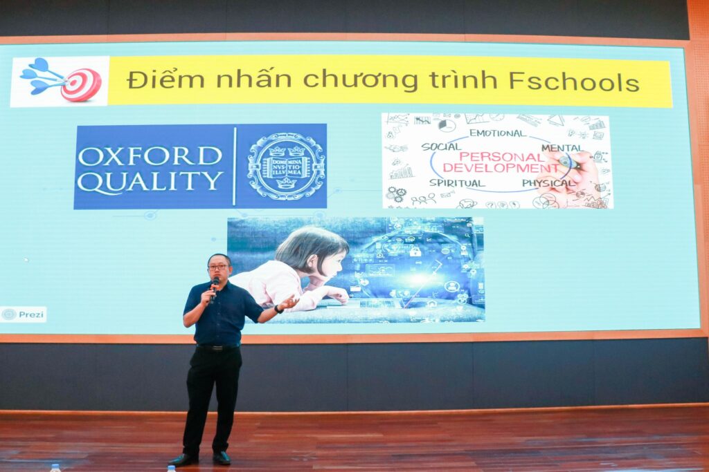 TS. Nguyễn Xuân Phong - Phó Hiệu trưởng Trường Đại học FPT, Giám đốc điều hành FPT Schools dẫn dắt buổi đào tạo