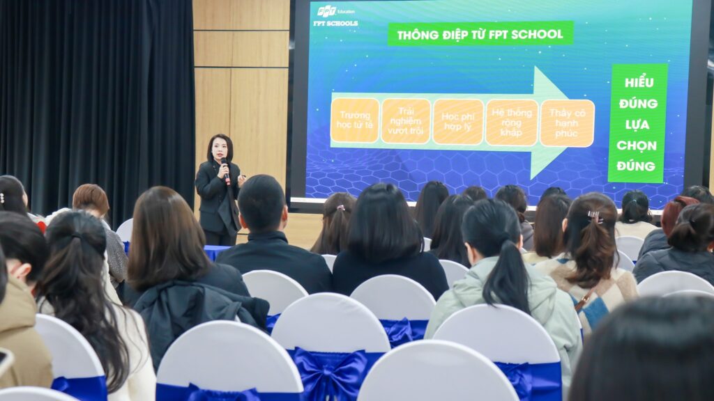 Cô Phạm Thị Khánh Ly – Giám đốc điều hành FPT Schools Cầu Giấy chia sẻ tại hội thảo