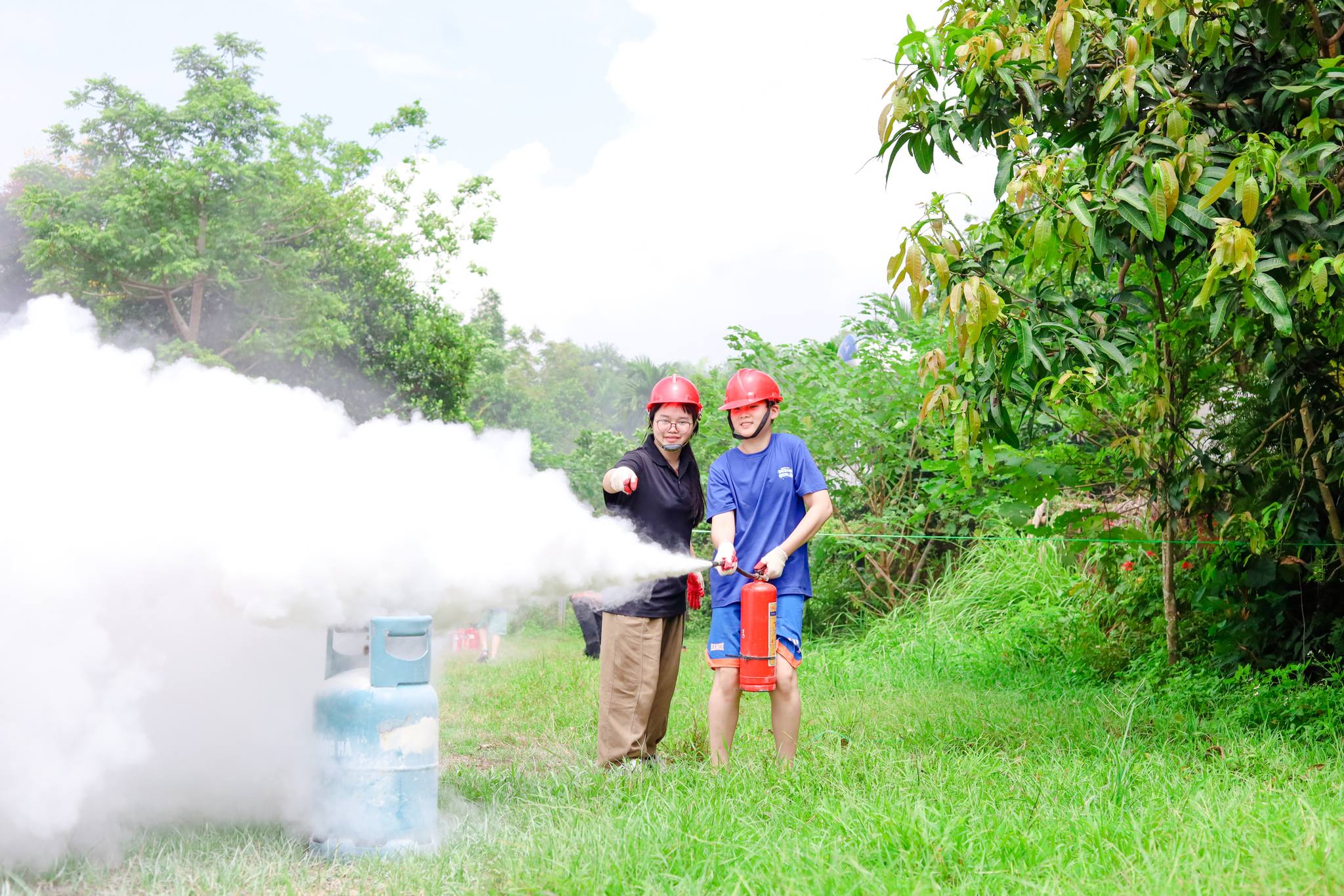 Các trại sinh hào hứng tham gia thực hành kỹ năng dập tắt đám cháy bằng bình chữa cháy bột