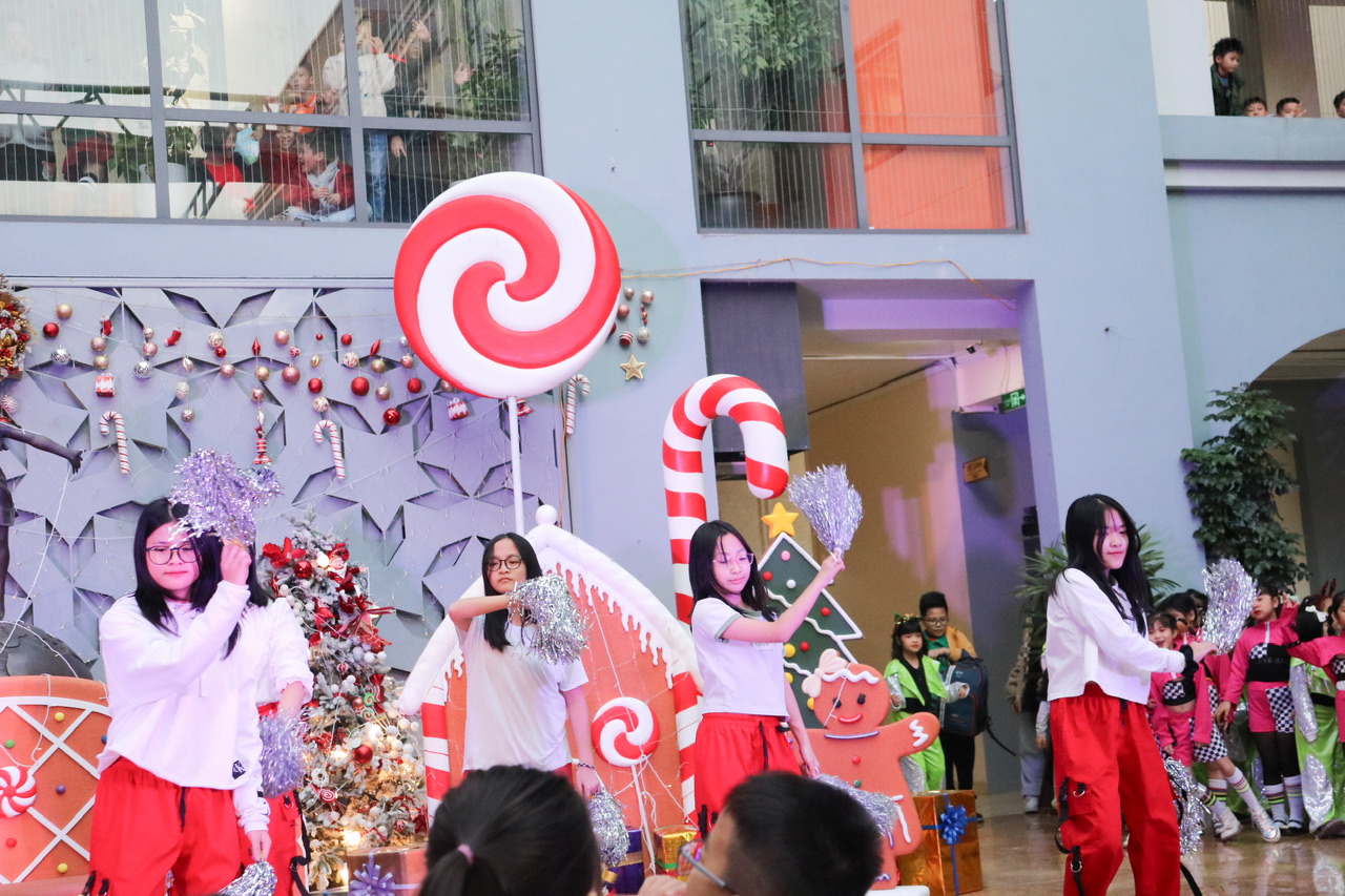 Tiết mục “Oh Santa” mở đầu chương trình đã đem lại không khí Giáng sinh ngập tràn khuôn viên FPT Schools