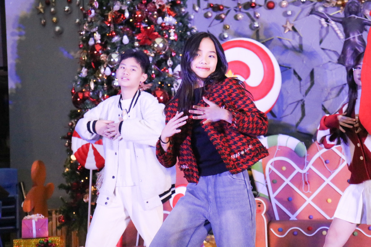 “Christmas Dance” đến từ 3 khối 6, 7, 8 đã đốt cháy bầu không khí