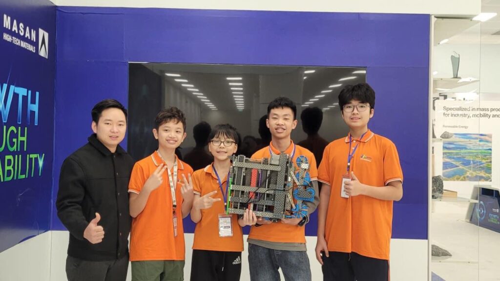 FPT Schools Cầu Giấy tham gia tranh tài tại VEX Robotics 2024