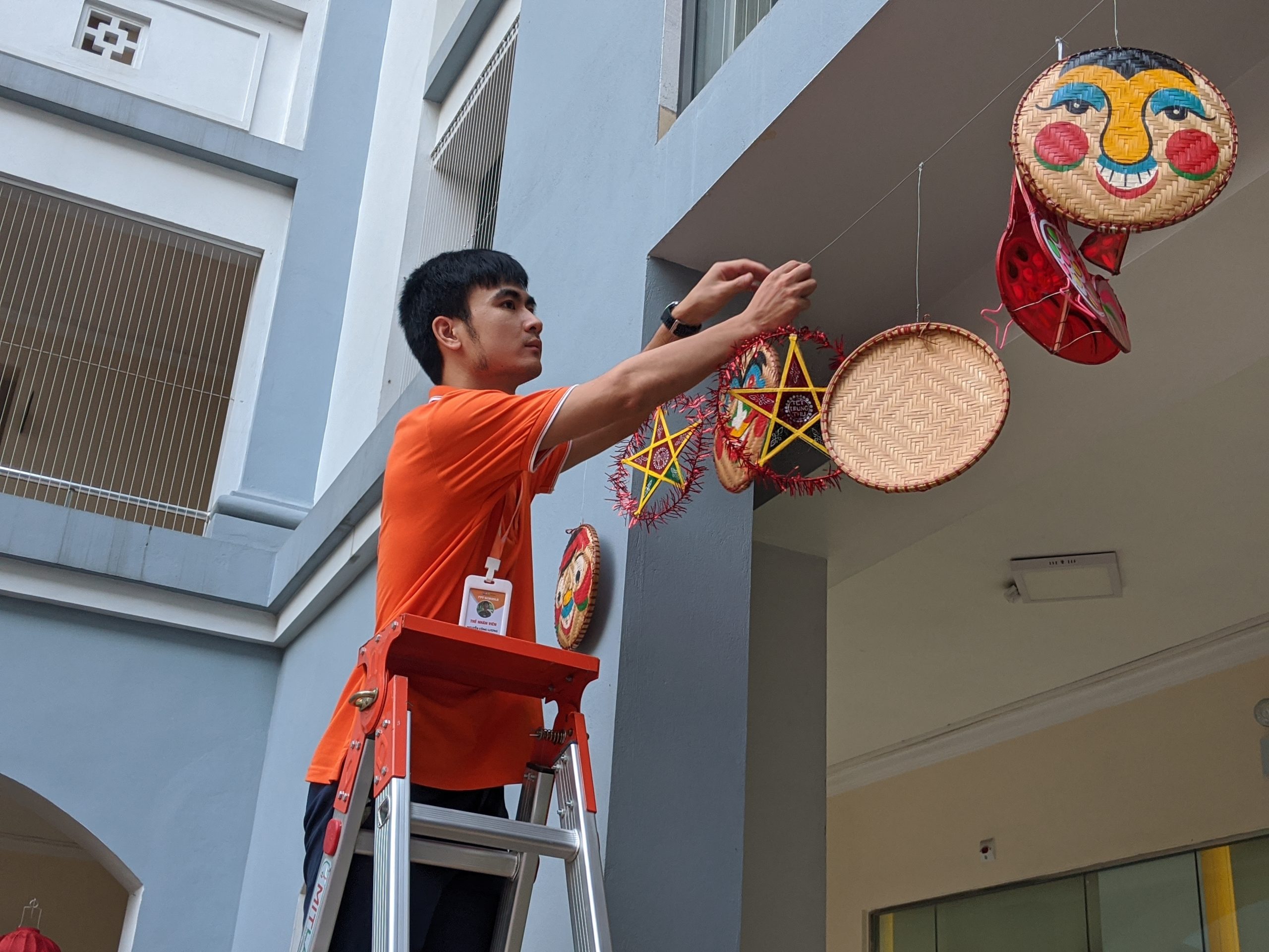 Thầy cô cũng tự tay trang trí góc sân trường giúp "ngôi nhà" tràn đầy không khi ấm áp của Lễ hội trăng rằm