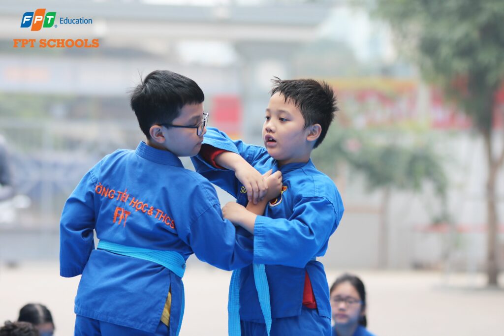 Rèn luyện sức khỏe kết hợp tự phòng vệ bản thân với môn học võ Vovinam tại FPT schools