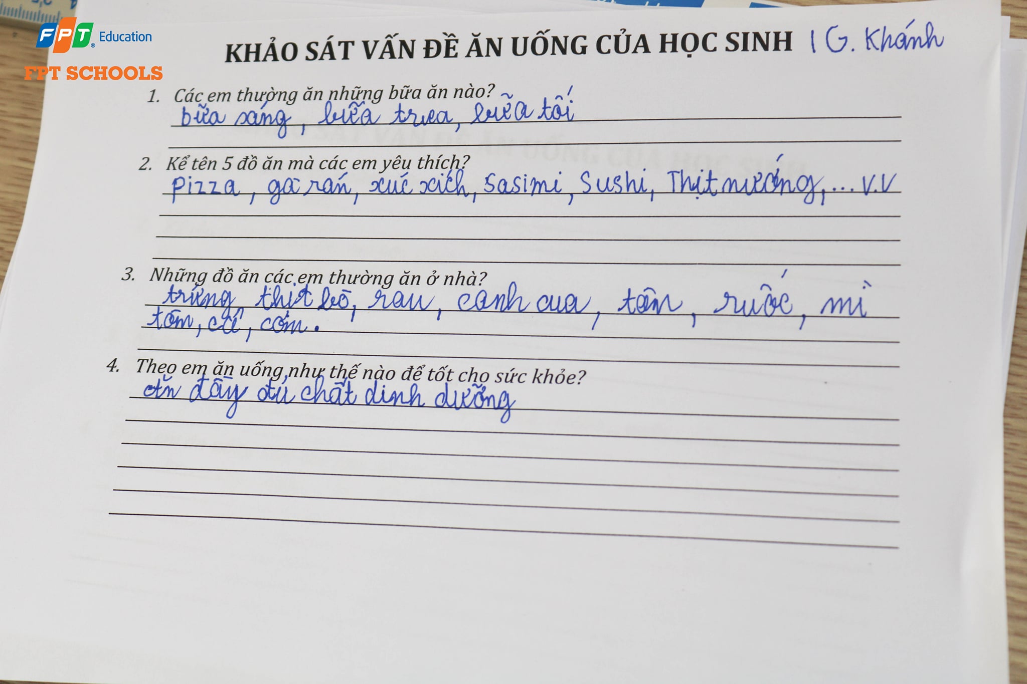 Từ việc điền phiếu khảo sát về sở thích ăn uống, cô Yến phân tích cho học sinh hiểu về việc những chất có chứa trong thực phẩm sử dụng hàng ngày