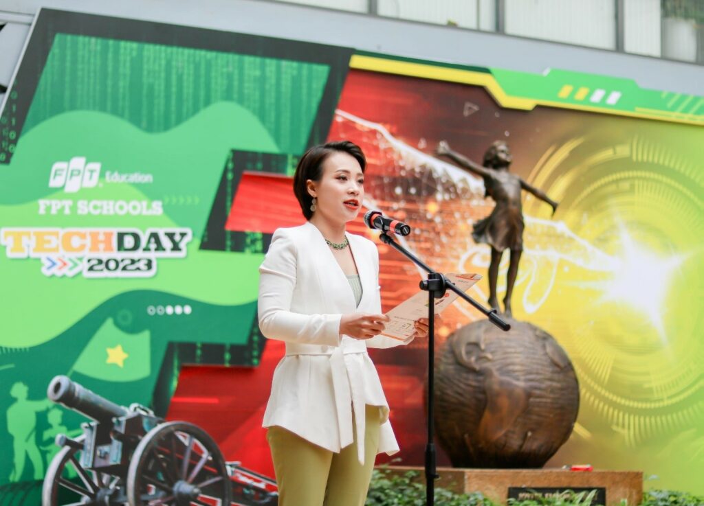 Đồng chí Phạm Thị Khánh Ly – Phó Chủ tịch Hội đồng trường, Giám đốc điều hành trường TH&THCS FPT Cầu Giấy, phát biểu khai mạc chương trình