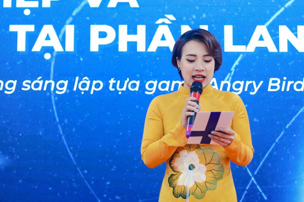 Cô Phạm Thị Khánh Ly – Giám đốc Điều hành FPT Schools Cầu Giấy phát biểu khai mạc hội thảo.