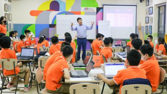 Toàn cảnh lớp học với Chủ tịch FPT Trương Gia Bình