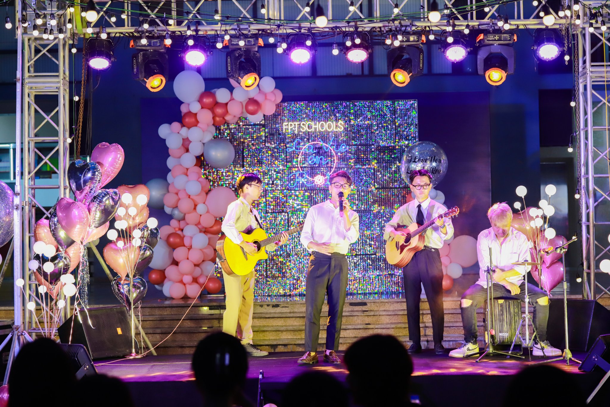 FPTers khối 9 cháy hết mình trong Prom night "La Vie En Rose" 18