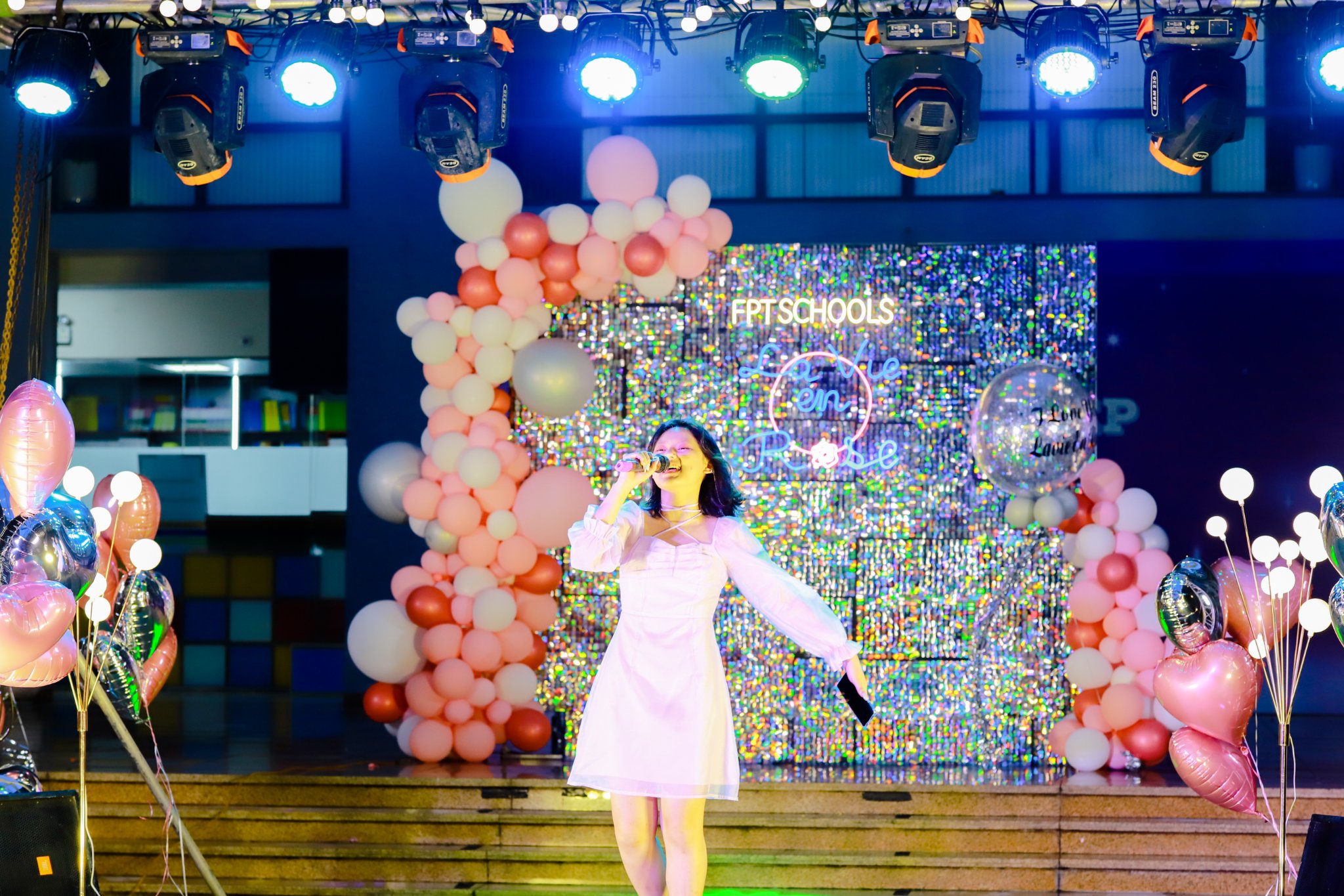 FPTers khối 9 cháy hết mình trong Prom night "La Vie En Rose" 19