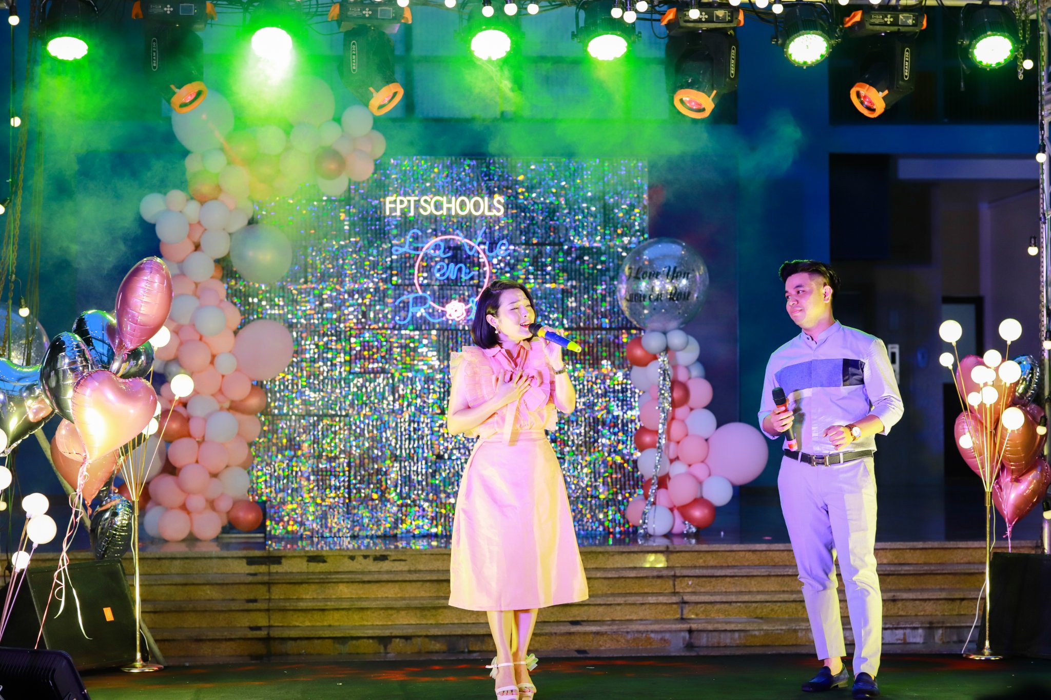 FPTers khối 9 cháy hết mình trong Prom night "La Vie En Rose" 17