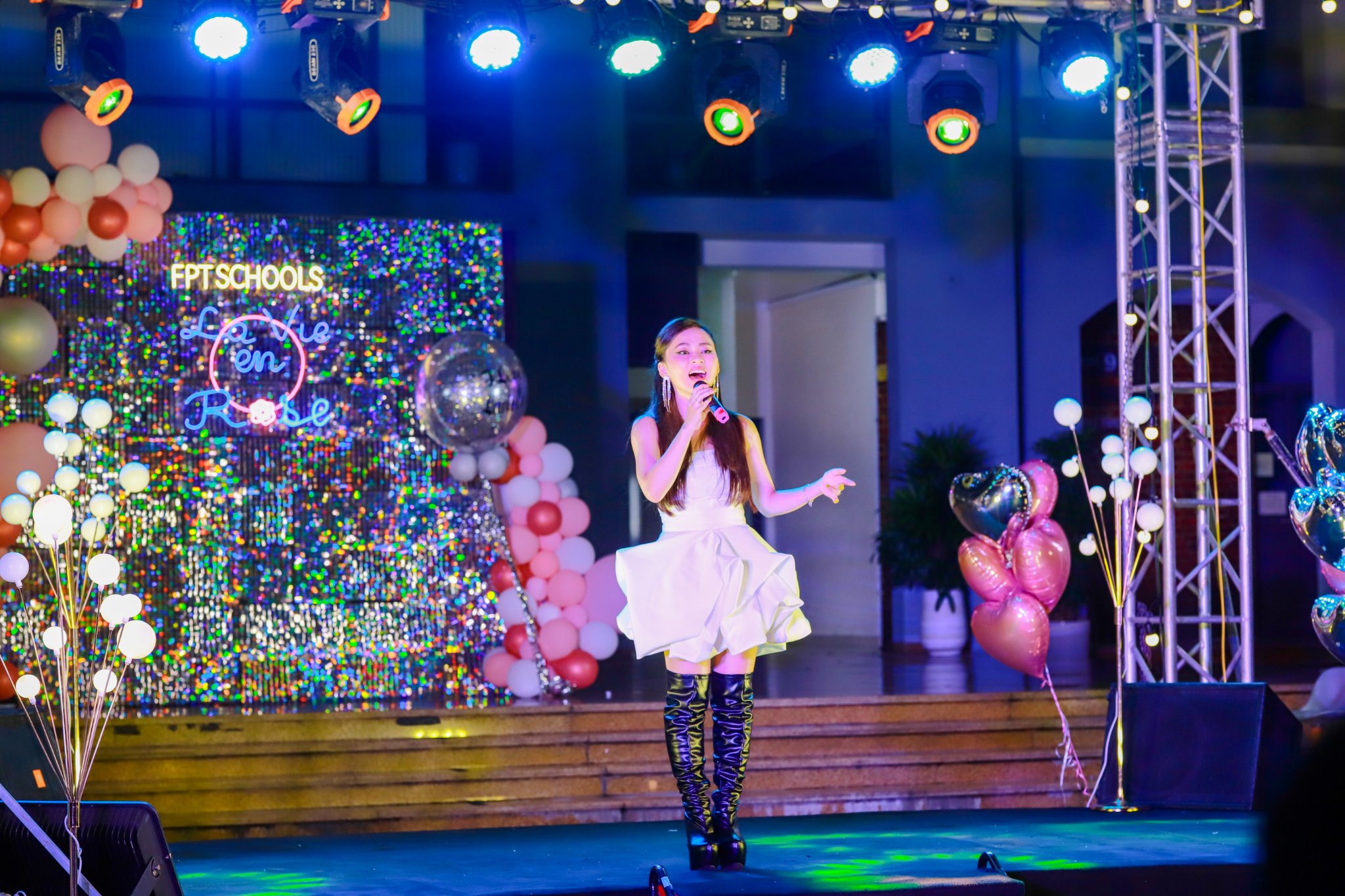 FPTers khối 9 cháy hết mình trong Prom night "La Vie En Rose" 20