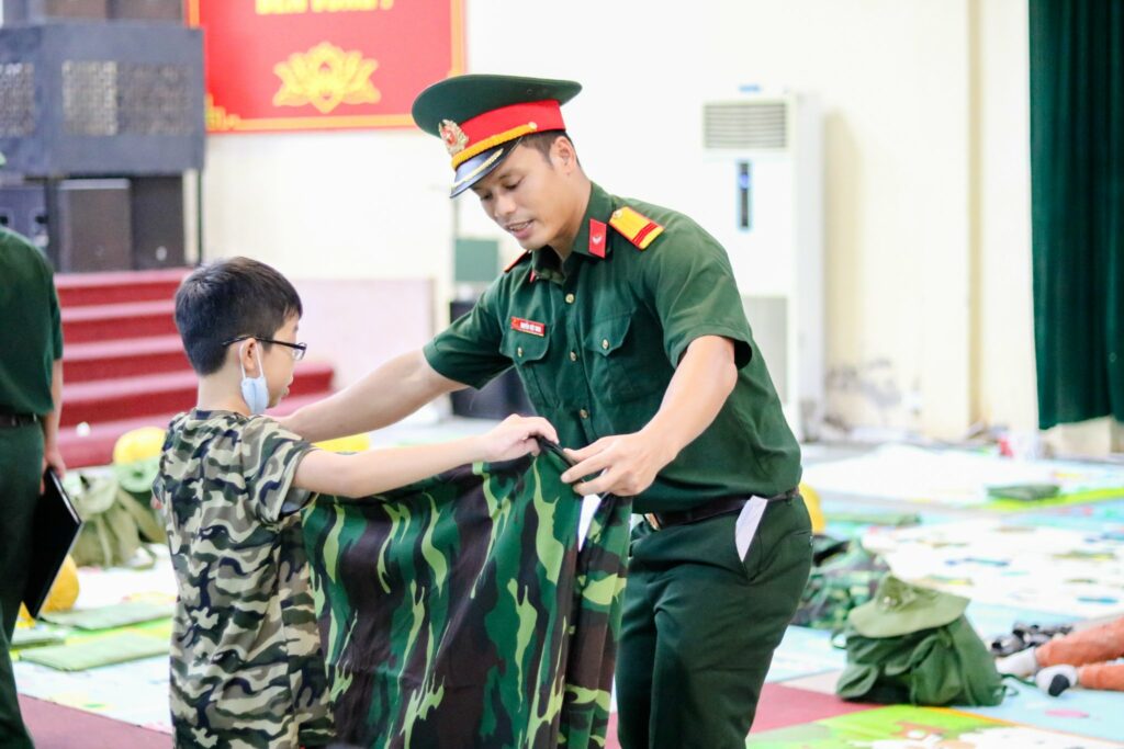 Chiến sĩ nhí FPT thực hành gấp chăn, màn, sắp xếp đồ dùng cá nhân theo tác phong quân đội