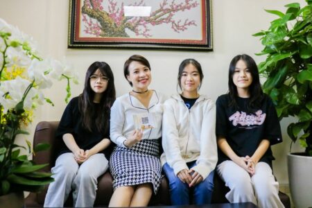 Cô Phạm Thị Khánh Ly - Giám đốc điều hành FPT Schools Cầu Giấy hạnh phúc khi nhận được món quà bất ngờ từ các con học sinh