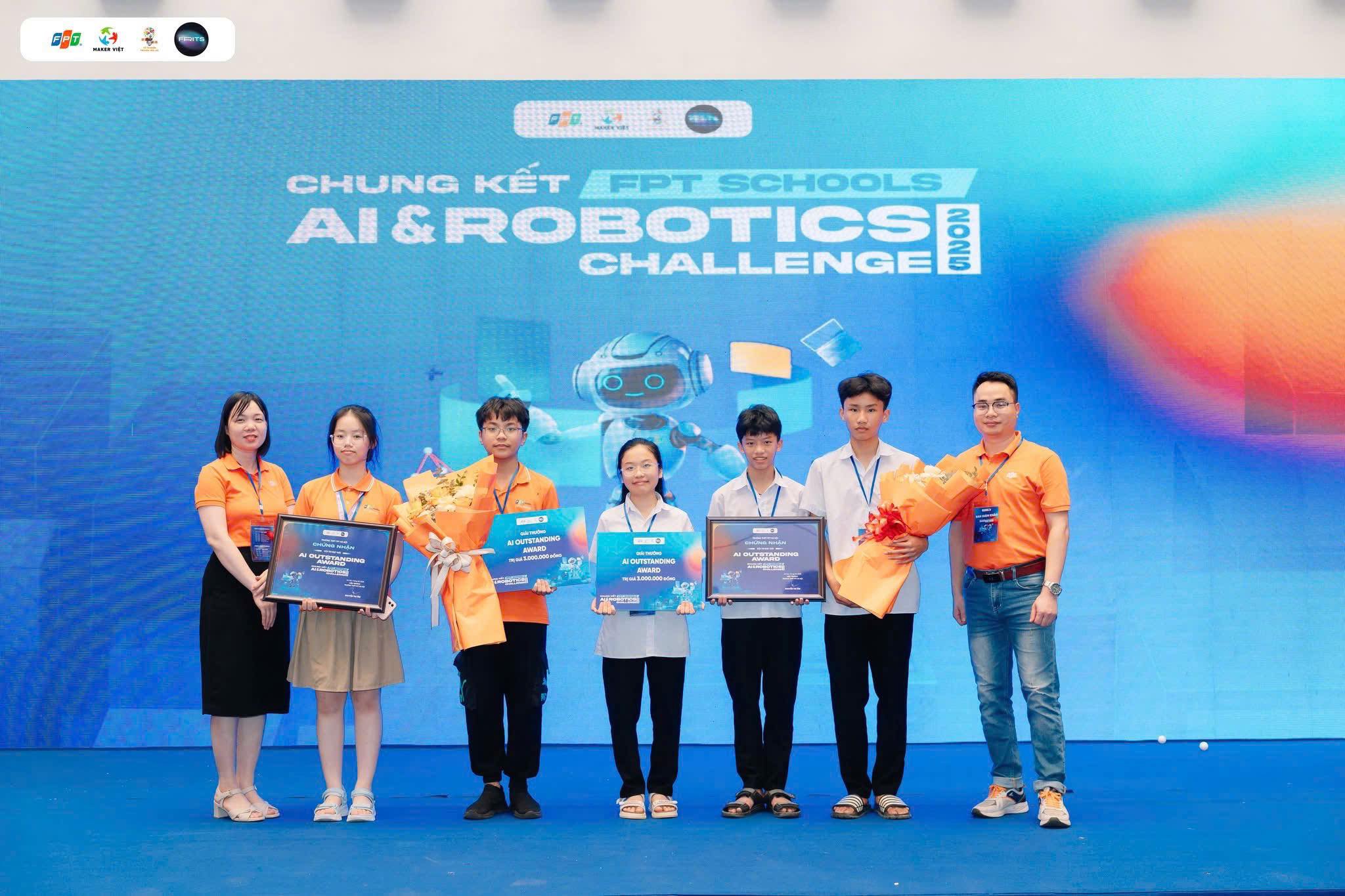 FSchools Cầu Giấy vô địch Bảng A - FPT SCHOOLS AI & ROBOTICS CHALLENGE 2025 2 Đội SweetHacker (2 bạn học sinh ngoài cùng bên trái)
