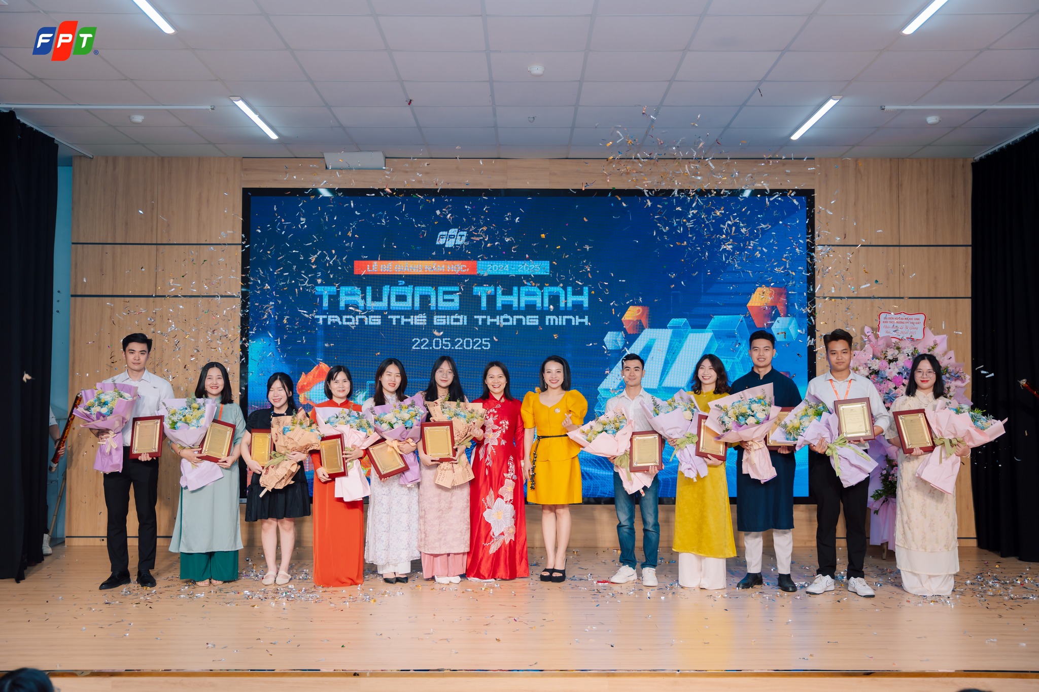 Bế giảng năm học 2024 - 2025: Một hành trình đáng nhớ 20 Tại buổi lễ, nhà trường cũng vinh danh các thầy cô giáo đạt danh hiệu “Giáo viên xuất sắc học kỳ II” – những người đã âm thầm đứng phía sau mỗi bước trưởng thành của học sinh, bằng tâm huyết và tình yêu nghề.