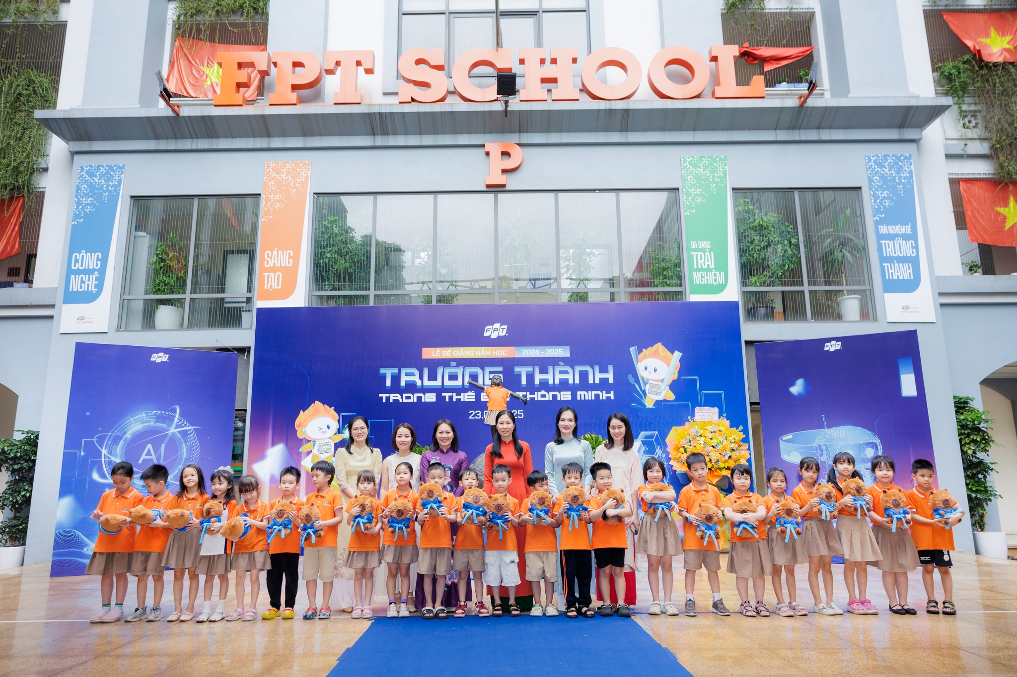 Bế giảng năm học 2024 - 2025: Một hành trình đáng nhớ 18 Các thầy cô trong Ban Giám hiệu nhà trường trao quà và chứng nhận cho các con học sinh được vinh danh.