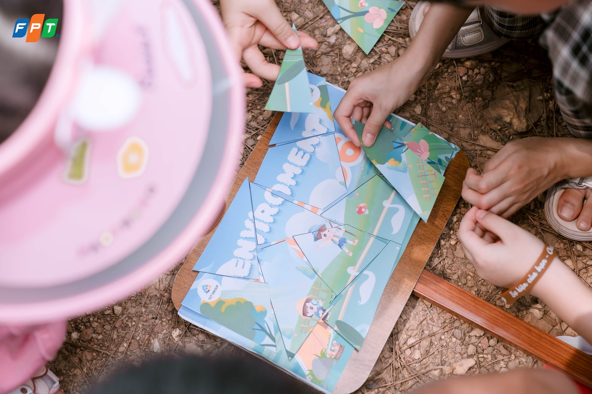 Hành trình “Khám phá hạt giống rừng xanh” của các chiến binh nhí Summer Camp 3 Cùng nhau lắp ghép và giải mật thư với thông điệp xanh “ENVIRONMENT”.