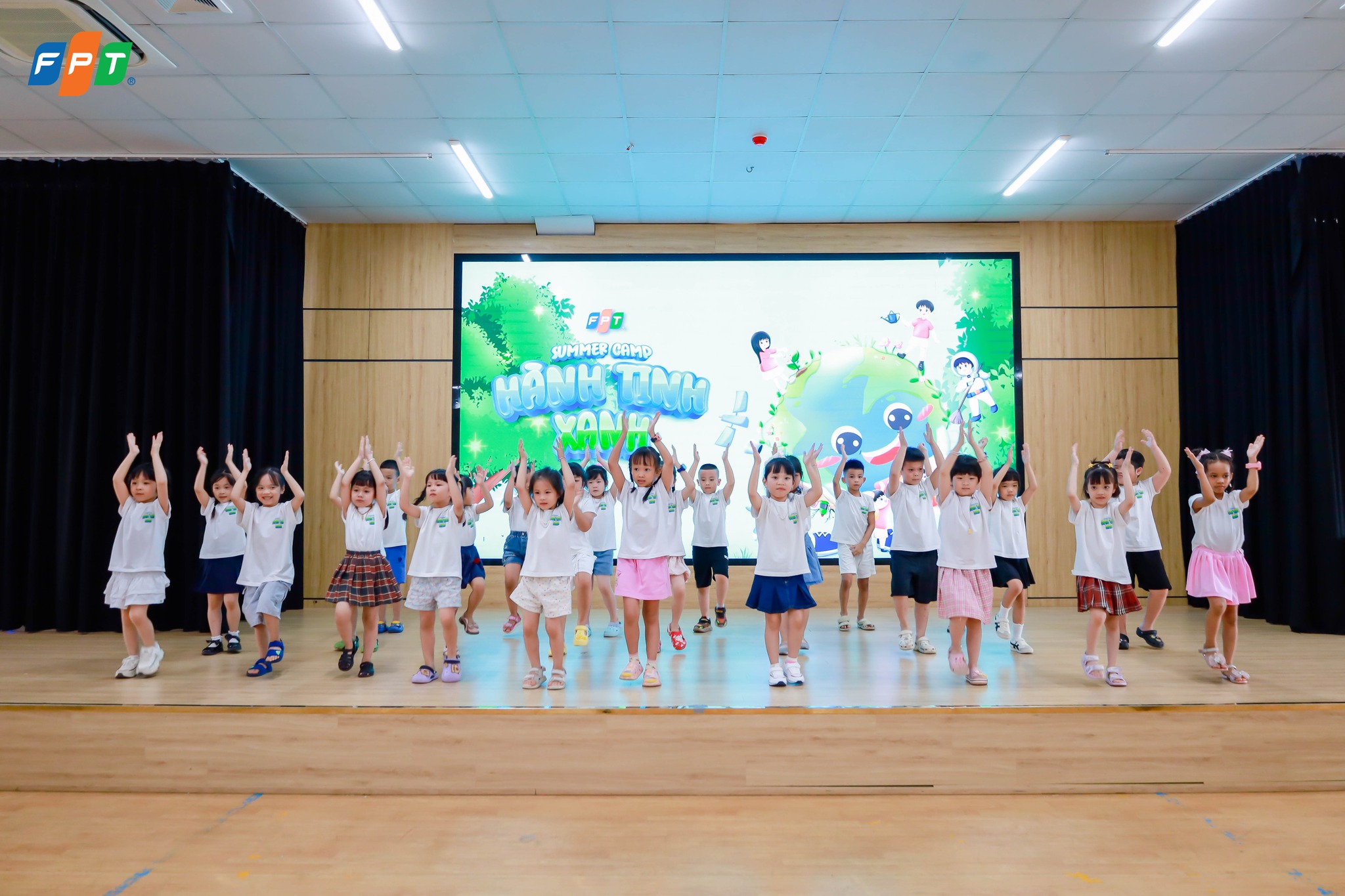Tổng kết FPT Summer Camp 2025: Trưởng thành từ trải nghiệm – Lan tỏa hành động vì môi trường 1 Các bạn nhỏ Camp 1, Camp 2 hào hứng mở màn chương trình bằng tiết mục nhảy “Em yêu biển lắm” – ngập tràn năng lượng và nụ cười.