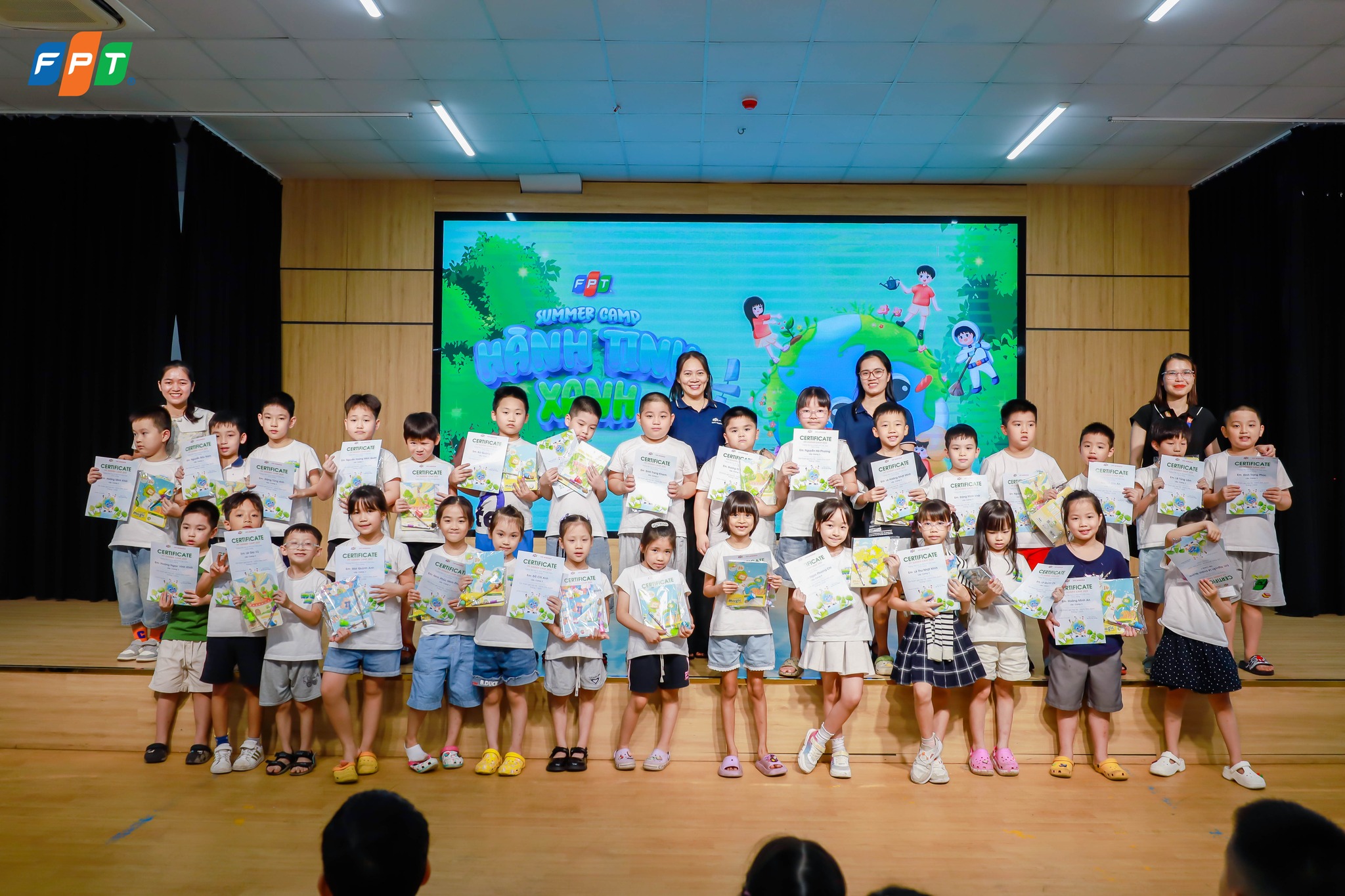 Tổng kết FPT Summer Camp 2025: Trưởng thành từ trải nghiệm – Lan tỏa hành động vì môi trường 4 Khoảnh khắc lưu lại mùa hè đáng nhớ – các “chiến binh xanh” cùng thầy cô và bạn bè chụp ảnh kỷ niệm.