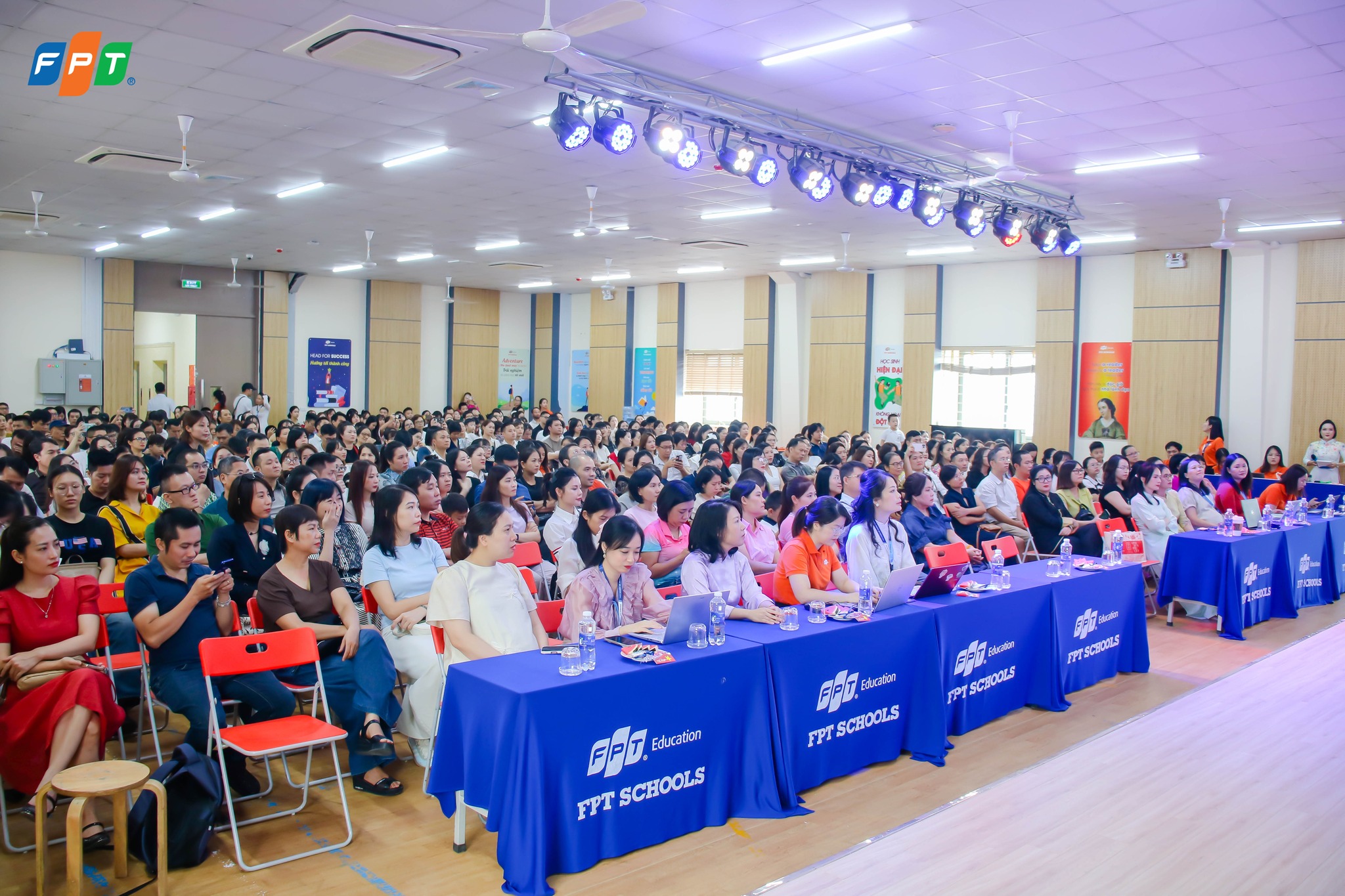 Chuỗi hoạt động chào năm học mới tại trường TH&THCS FPT Cầu Giấy 3 Phụ huynh lắng nghe chia sẻ từ Ban Giám hiệu tại buổi gặp mặt đầu cấp.