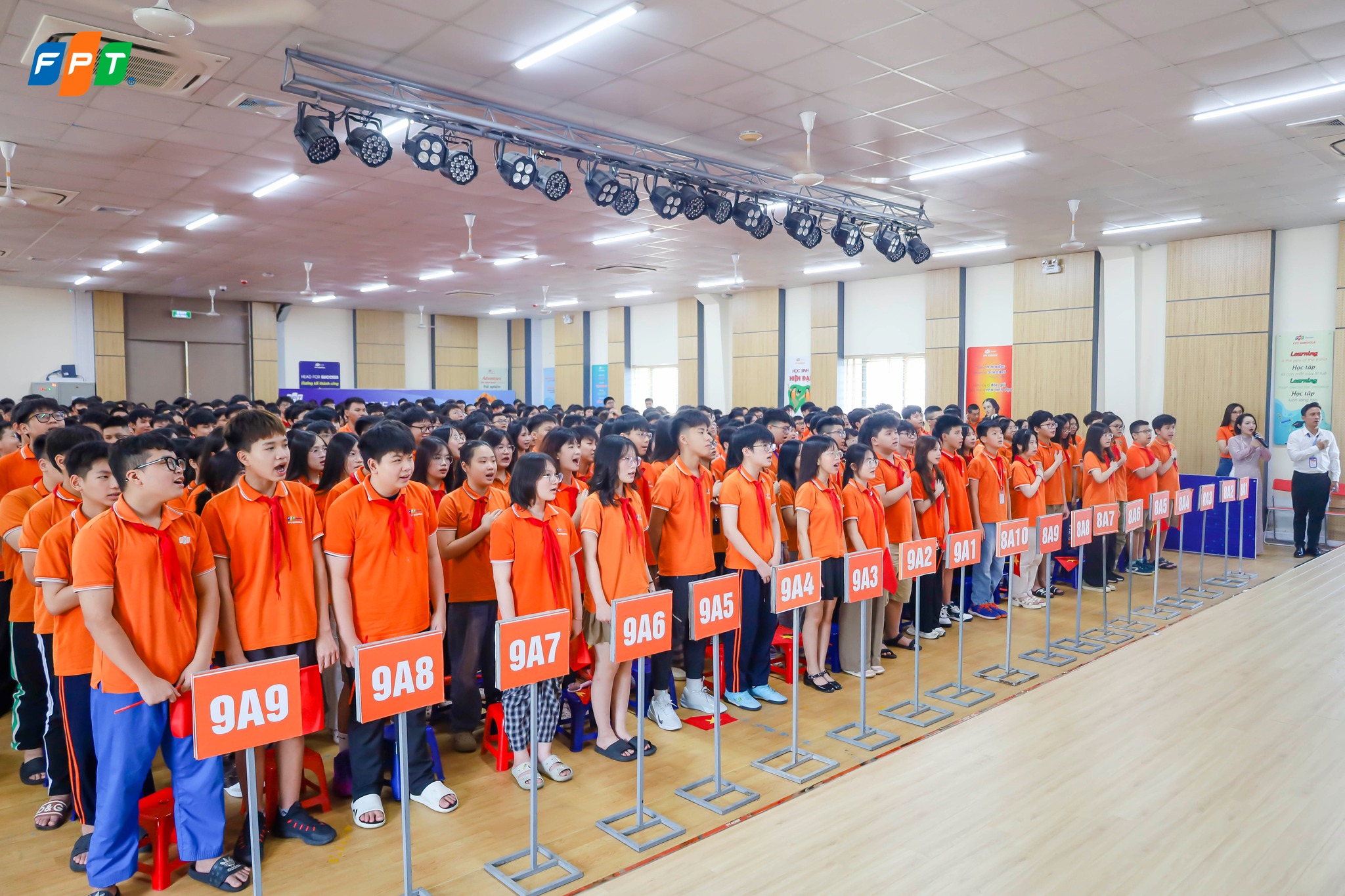 Học sinh FPT Schools Cầu Giấy nghiêm trang trong nghi thức chào cờ ngày khai giảng.