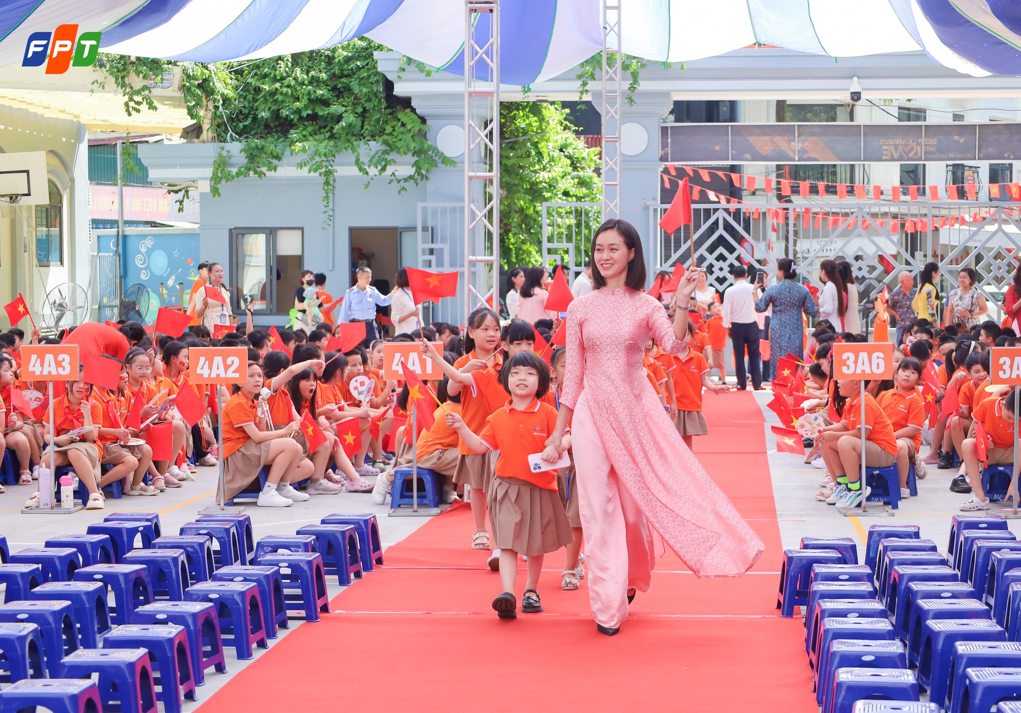 Học sinh lớp 1 trong nghi thức diễu hành – những bước chân đầu tiên vào hành trình học tập mới.