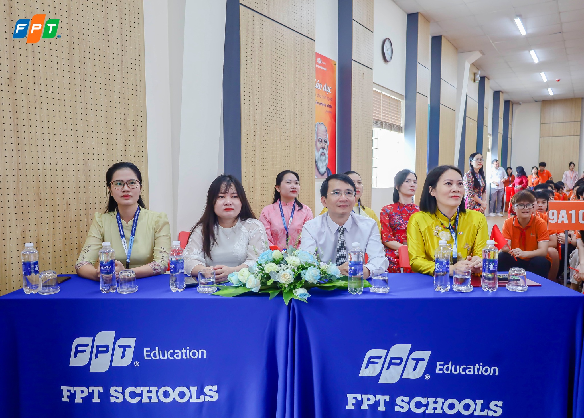Đại diện UBND phường và Ban Giám hiệu nhà trường tham dự Lễ Khai giảng đặc biệt.