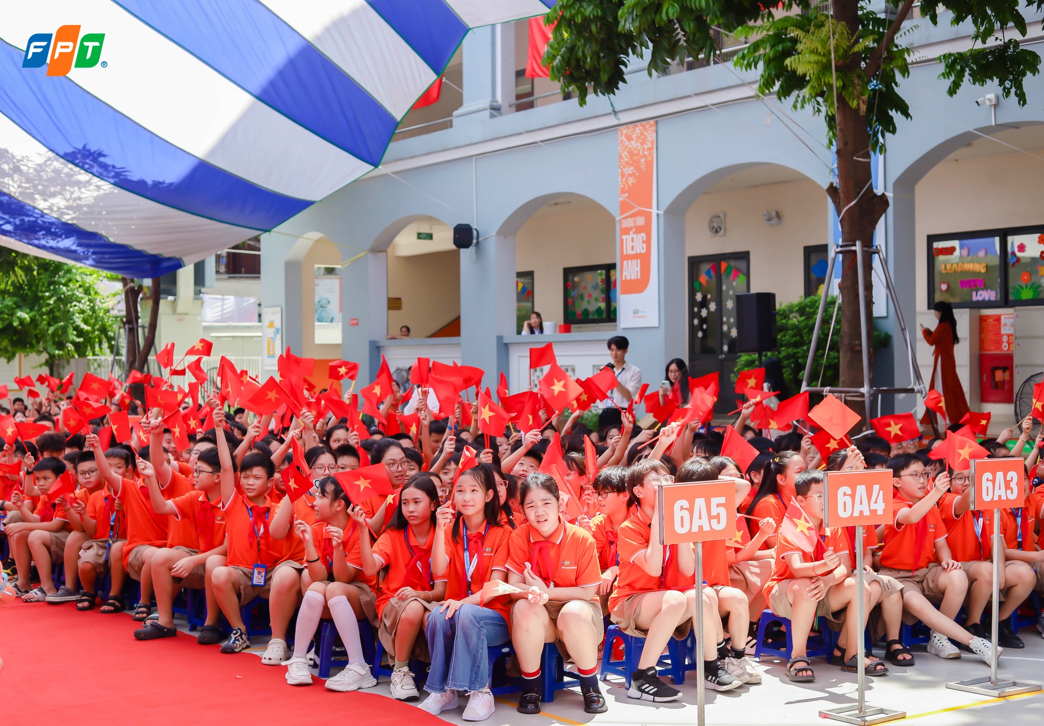 Sân trường FPT Schools Cầu Giấy rực rỡ sắc cờ đỏ sao vàng trong ngày khai trường.