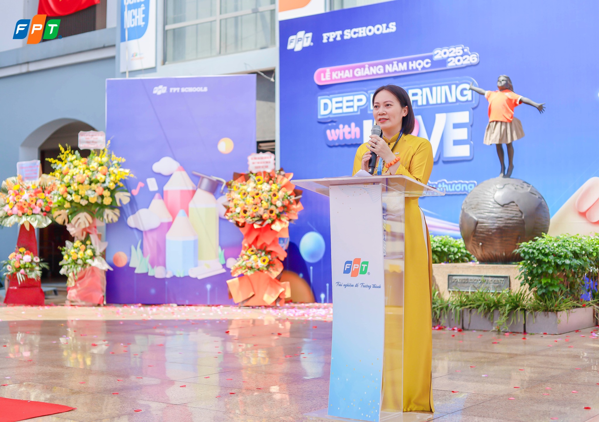 Cô Hà Thị Thu Trang, Hiệu trưởng nhà trường phát biểu trong Lễ Khai giảng năm học mới 2025 – 2026.