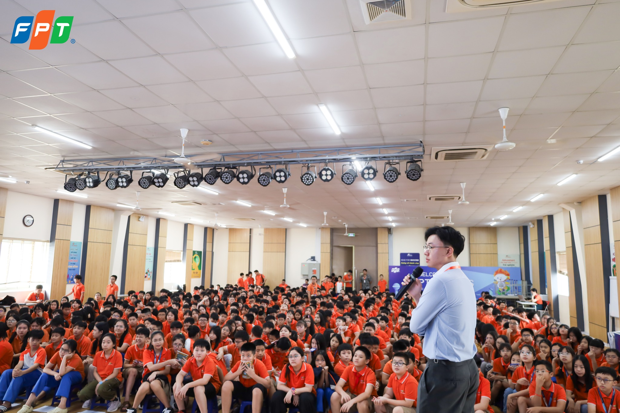 Tuyên truyền Dinh dưỡng và An toàn thực phẩm khối THCS 2 Anh Ngô Trung Kiên, cán bộ phụ trách An toàn thực phẩm thuộc Công ty Cổ phần Dịch vụ Quốc tế Hà Thành đang chia sẻ các thông tin hữu ích về an toàn thực phẩm