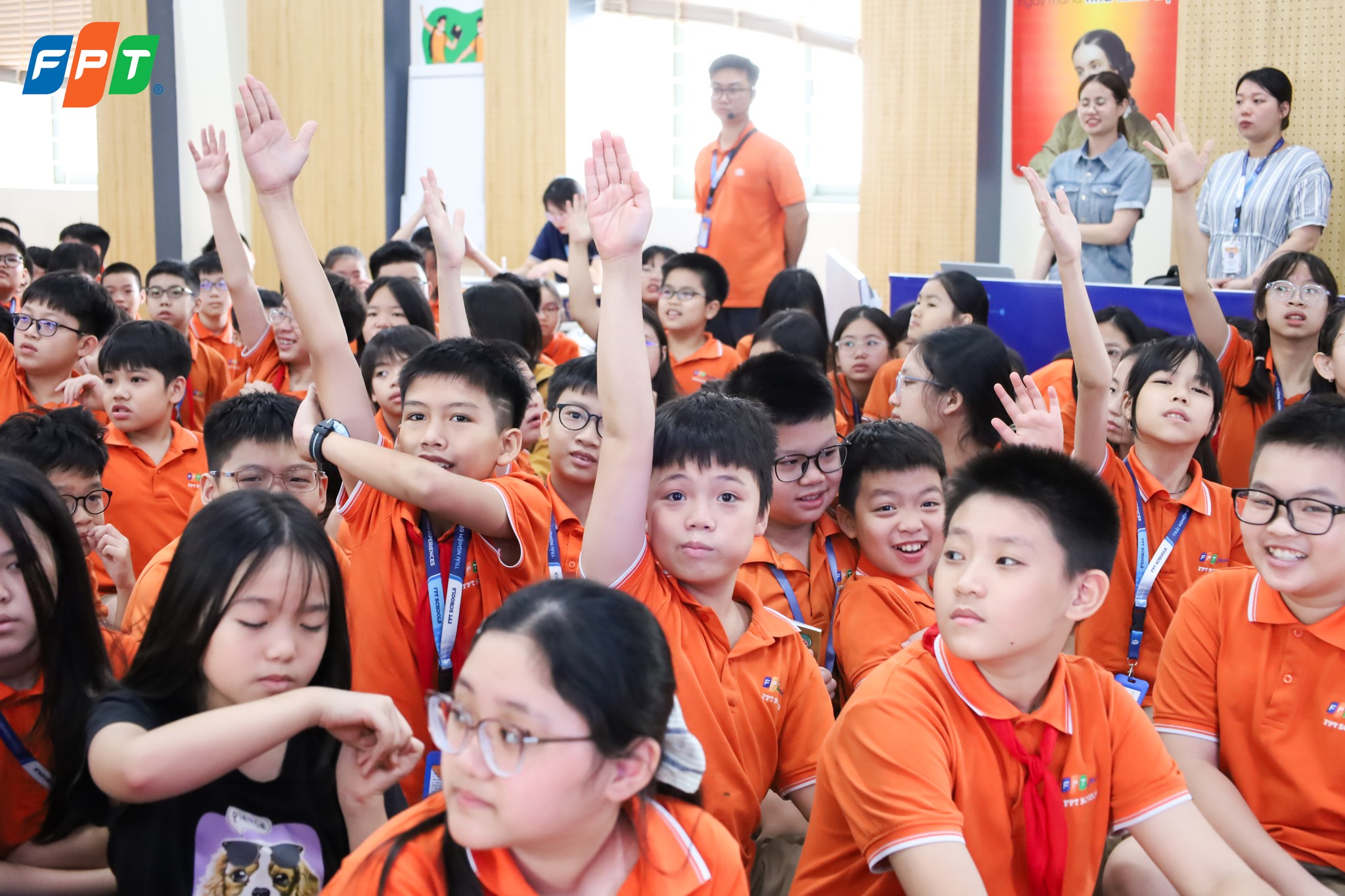 Tuyên truyền Dinh dưỡng và An toàn thực phẩm khối THCS 4 Các bạn nhỏ hào hứng giơ tay trả lời các câu hỏi của chuyên gia