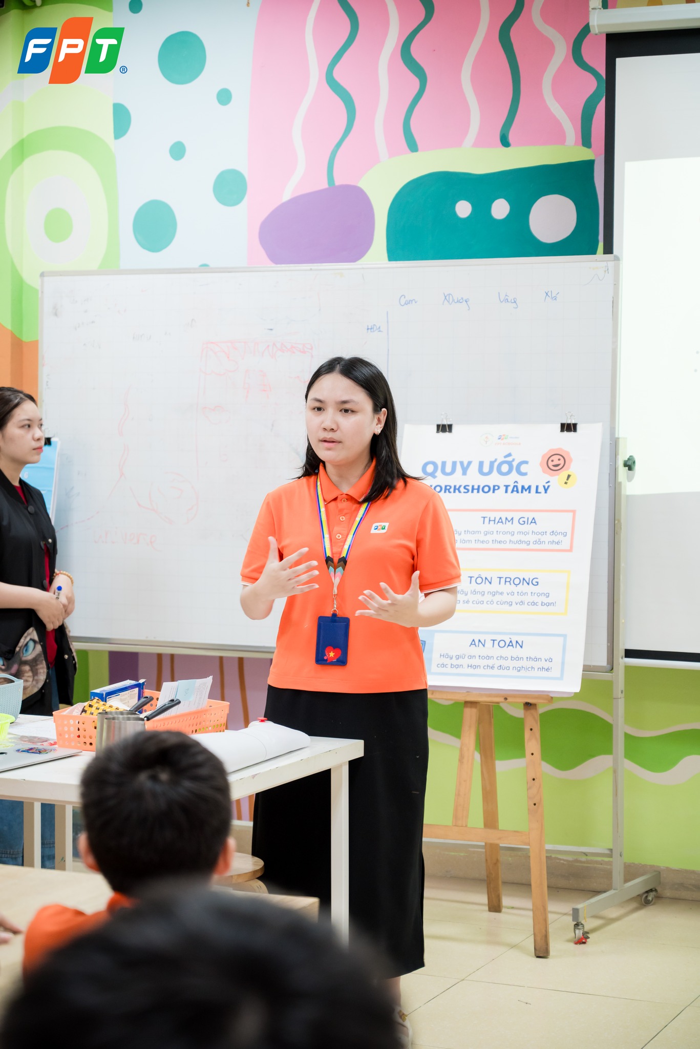 Workshop tâm lý “Ngã tư cảm xúc ” dành cho học sinh khối 6 10 Cô giáo hướng dẫn cách phân tích các cảm xúc và cảm giác.