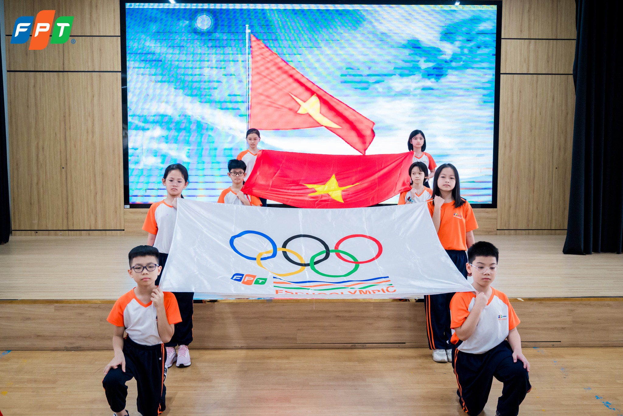 Khai mạc Hội thao Beyond Litmits - Vượt mọi giới hạn 2 Lễ rước cờ Tổ Quốc và cờ Olympic