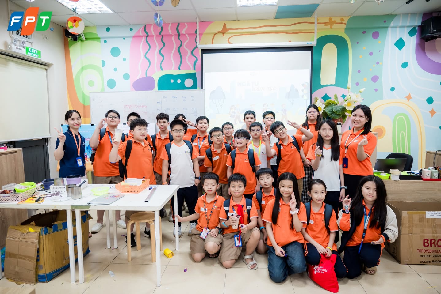 Workshop tâm lý “Ngã tư cảm xúc ” dành cho học sinh khối 6 4 Tập thể các bạn học sinh tham gia trải nghiệm Workshop.