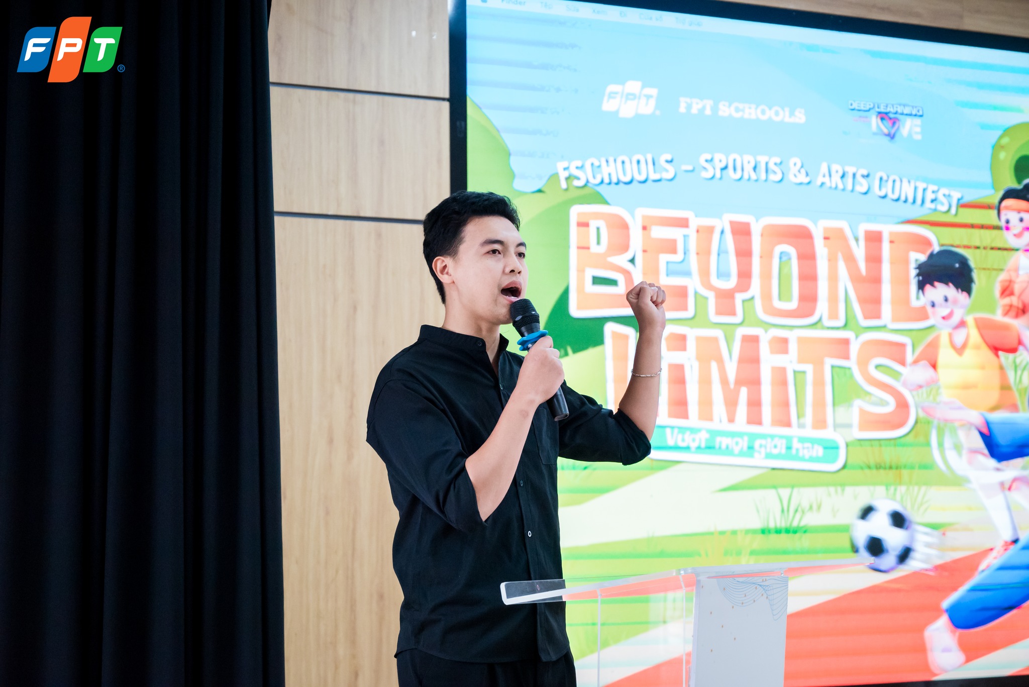Khai mạc Hội thao Beyond Litmits - Vượt mọi giới hạn 6 Thầy Trần Quang Hà - Đại diện tổ trọng tài đọc lời tuyên thệ