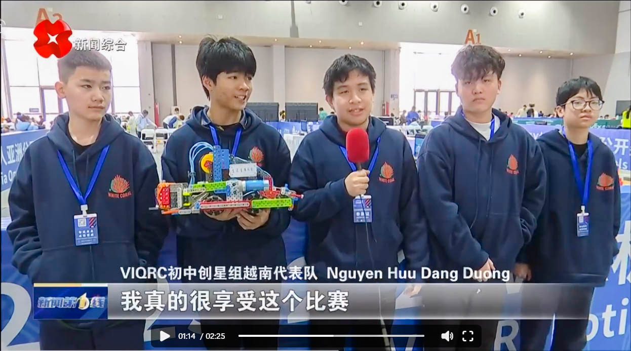 Học sinh FPT Schools Cầu Giấy tự tin giao lưu, chia sẻ trong khuôn khổ giải đấu Robotics quốc tế tại Trung Quốc.