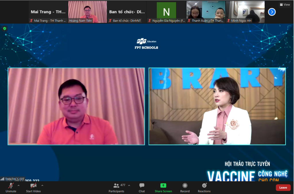 Chủ tịch FPT Telecom Hoàng Nam Tiến và bà Phạm Thị Khánh Ly - Giám đốc Điều hành FPT Schools Cầu Giấy trao đổi tại hội thảo “Vaccine Công nghệ cho con”