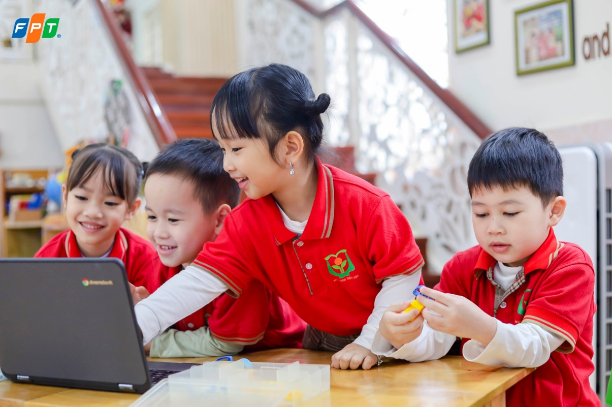 Hoạt động nhóm giúp học sinh mầm non rèn luyện kỹ năng hợp tác và giao tiếp.