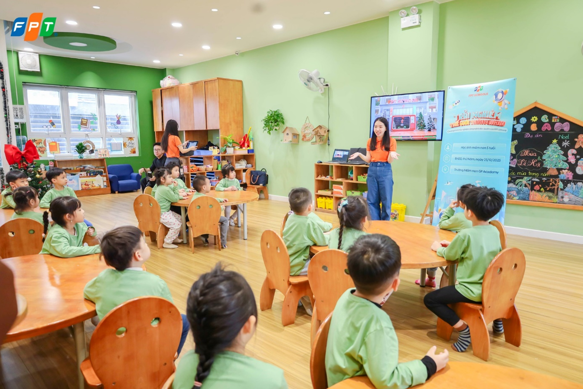 Giáo viên FPT Schools Cầu Giấy đồng hành, hướng dẫn các em nhỏ trong suốt buổi trải nghiệm.