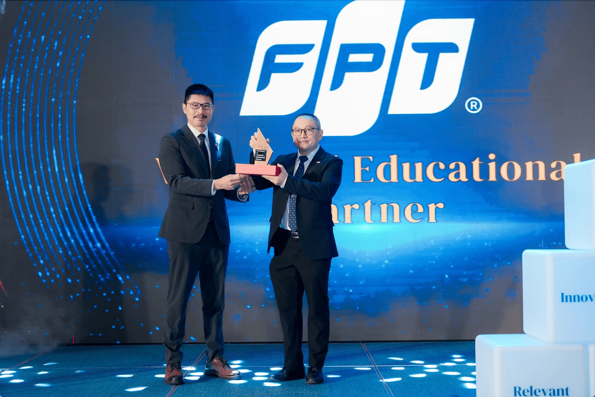 FPT Schools là đối tác giáo dục tiên phong của NXB Đại học Oxford 1 TS Nguyễn Xuân Phong - Giám đốc Hệ thống Phổ thông FPT (bên phải) - nhận kỷ niệm chương “Đối tác Giáo dục Tiên phong” (Ảnh: FPT).