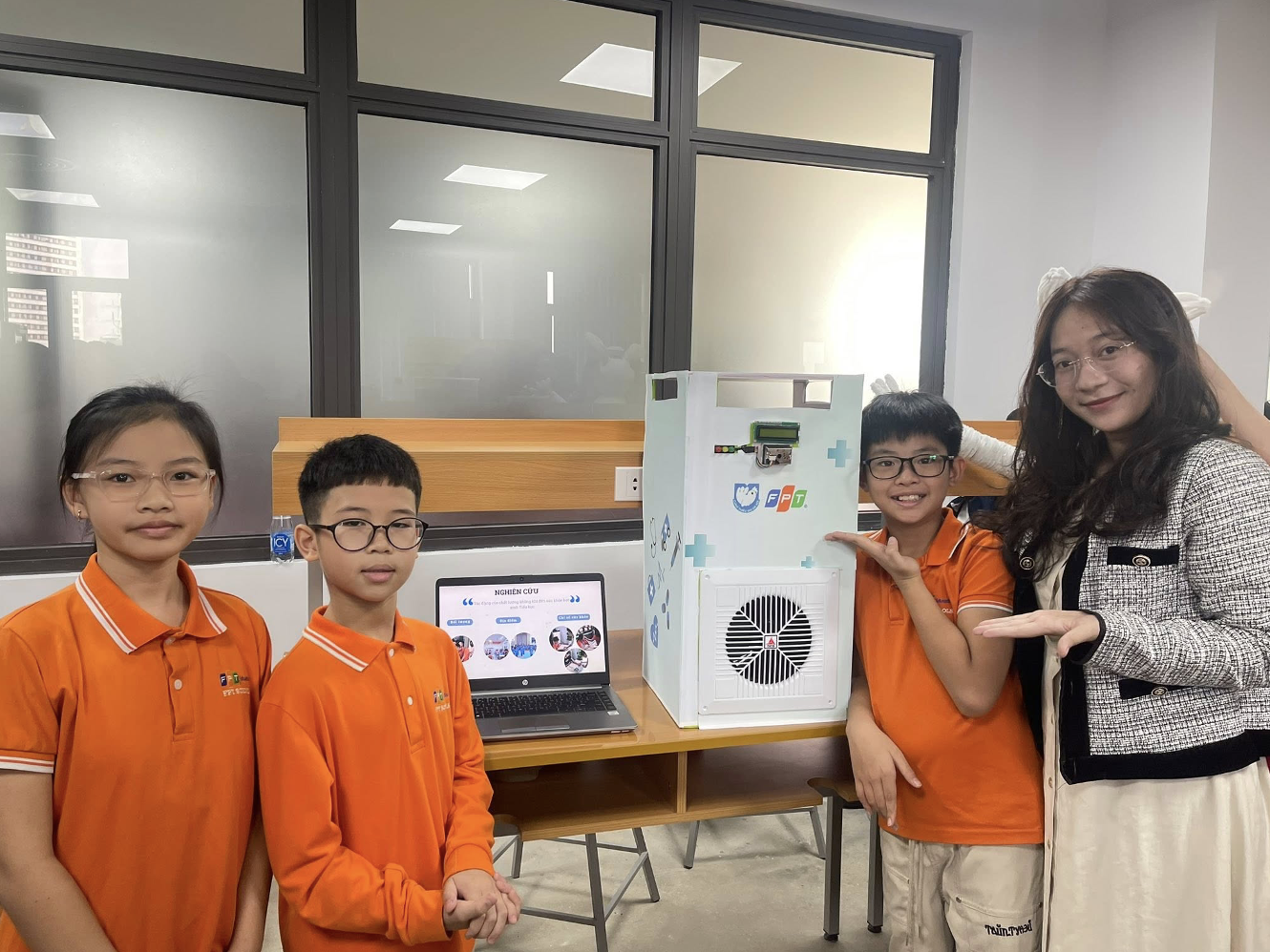 Chế tạo máy lọc không khí – học sinh FPT Schools Cầu Giấy đạt Á Quân Cuộc thi công nghệ nhí thành phố 2 Cô giáo Trần Tuyết Anh cùng các con học sinh tham dự cuộc thi.