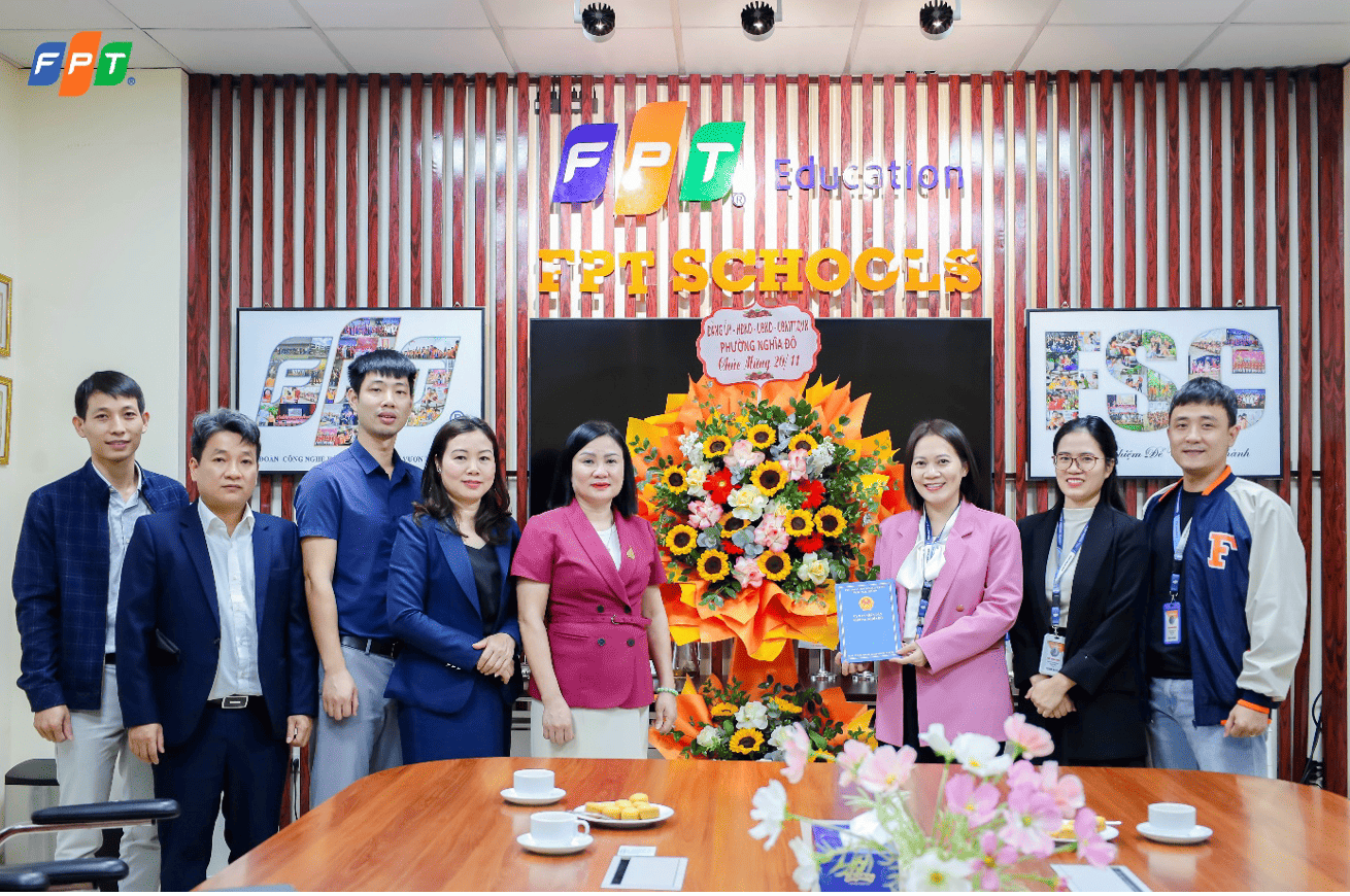 Đại diện phường Nghĩa Đô thăm, tặng hoa và chúc mừng nhà trường sáng ngày 18/11.